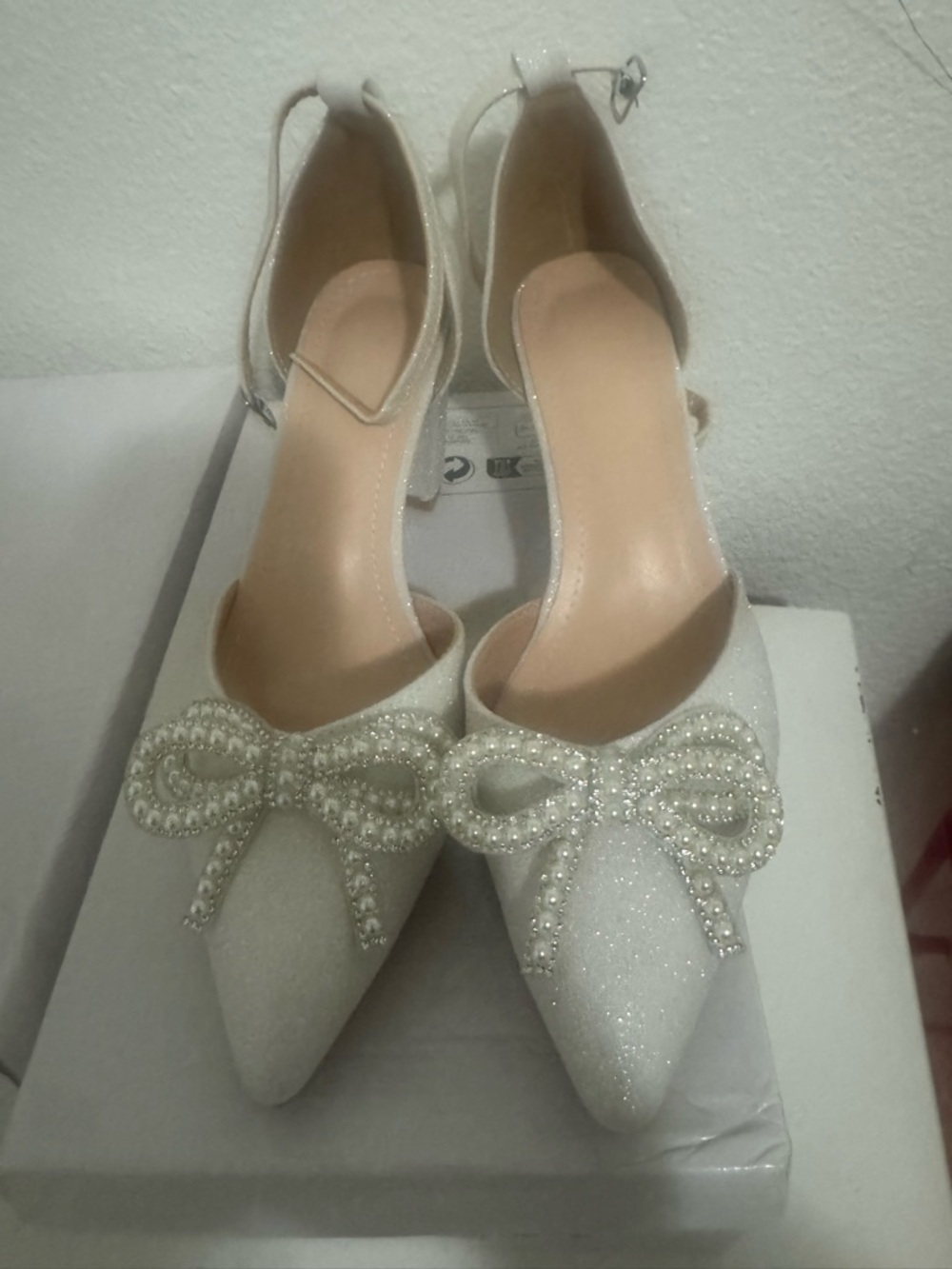 Elegant Pearl Bow White Women's Pointed-Toe Heelsy new in box
